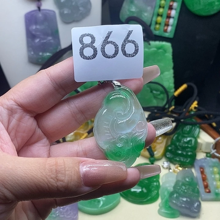 翡翠未镶嵌吊坠(赠链)