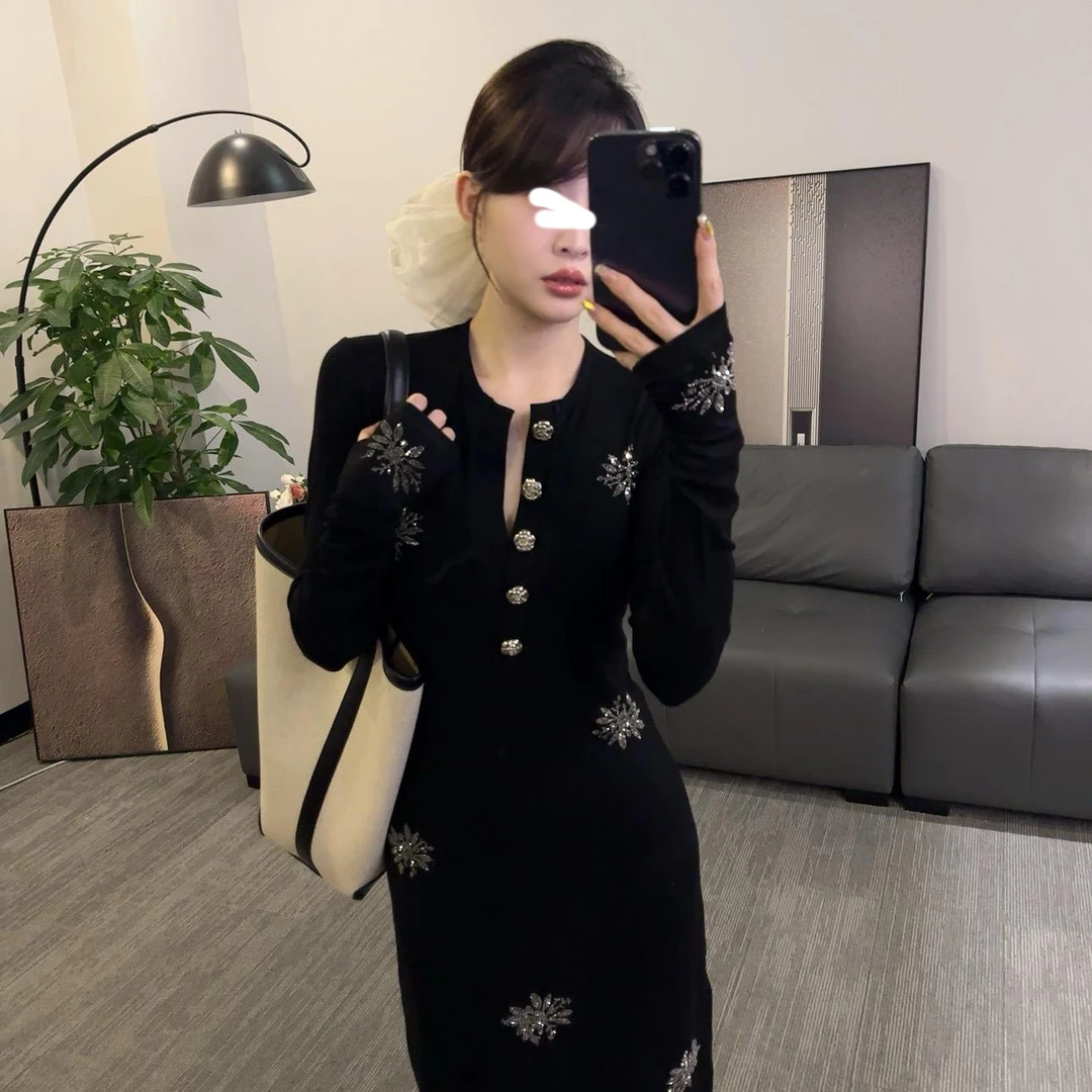 2025秋冬新款亮闪闪烫钻高级感V领长袖黑色连衣裙设计感打底裙