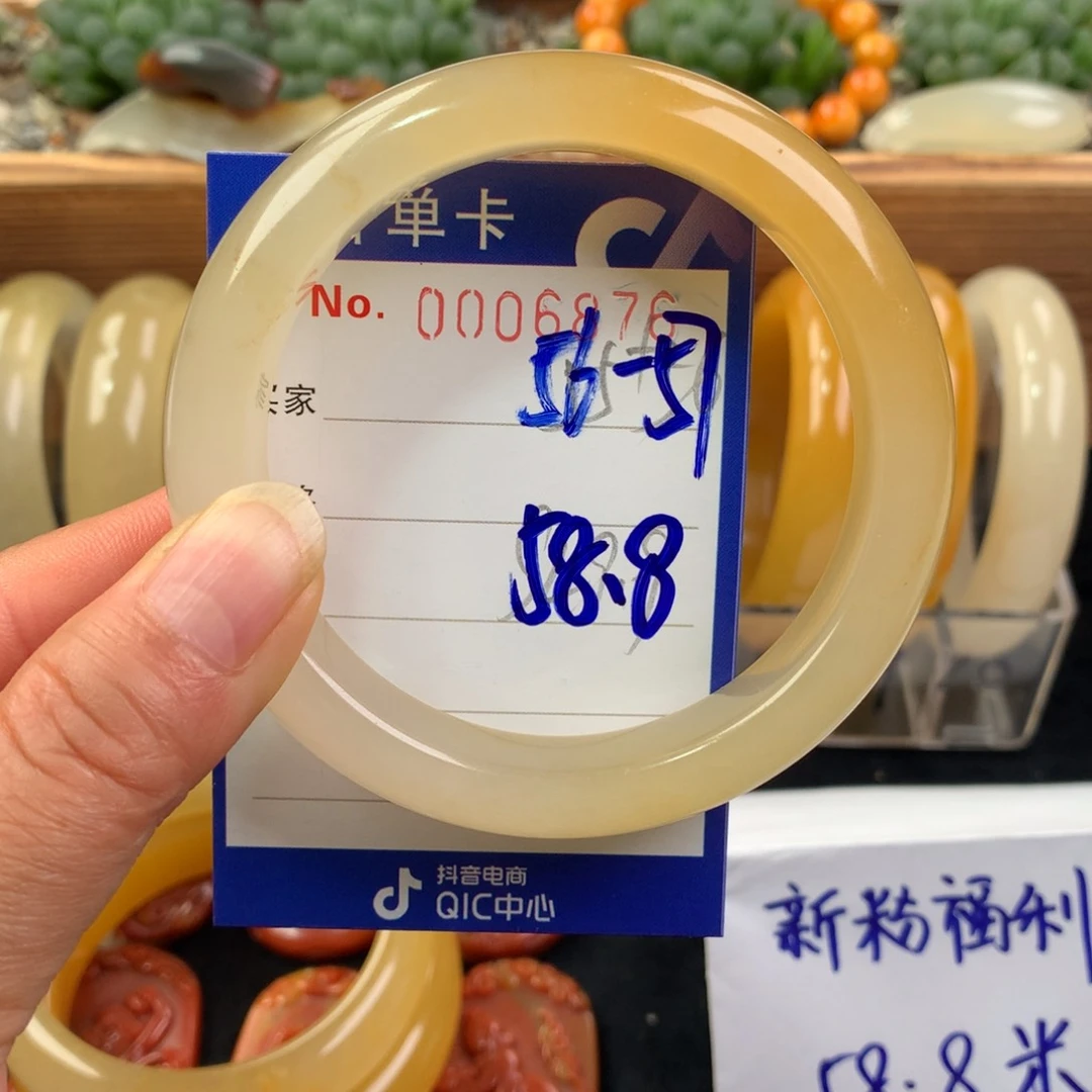 石英质玉（黄龙玉）未镶嵌手镯王**?