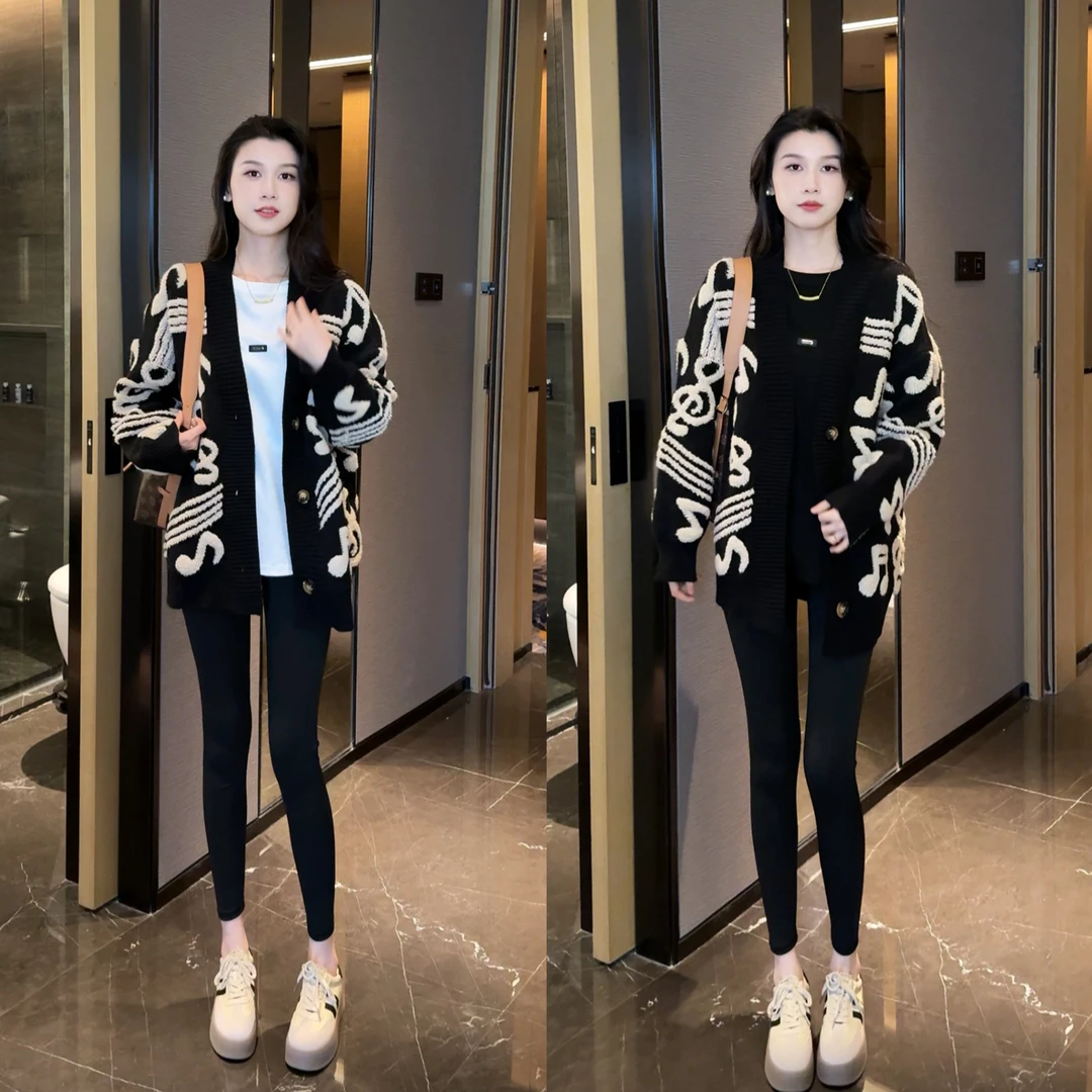 加厚慵懒风撞色音符图案毛衣外套+袖口纽扣长袖T恤+打底裤三件套