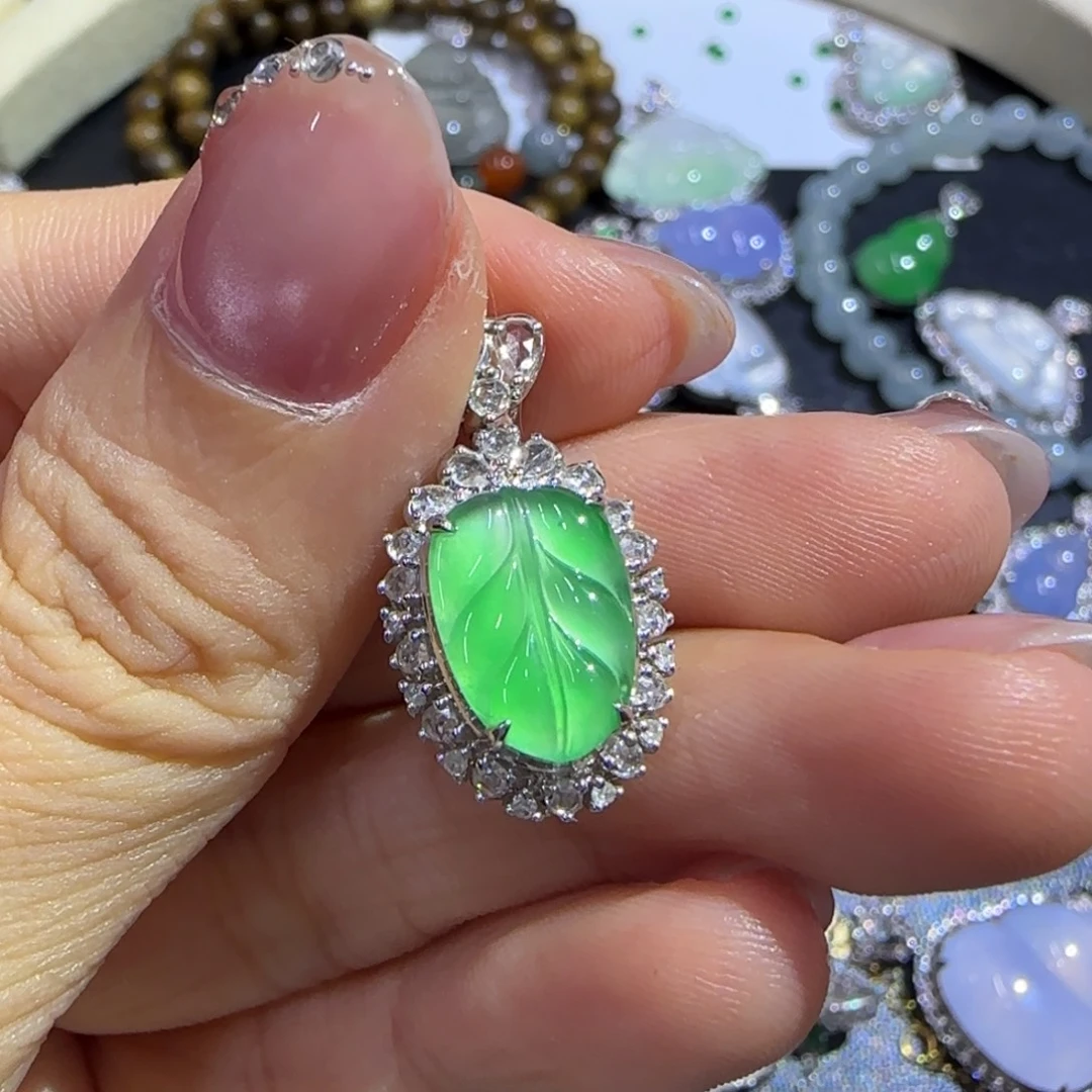 A***现翡翠18K金镶嵌颈饰精品