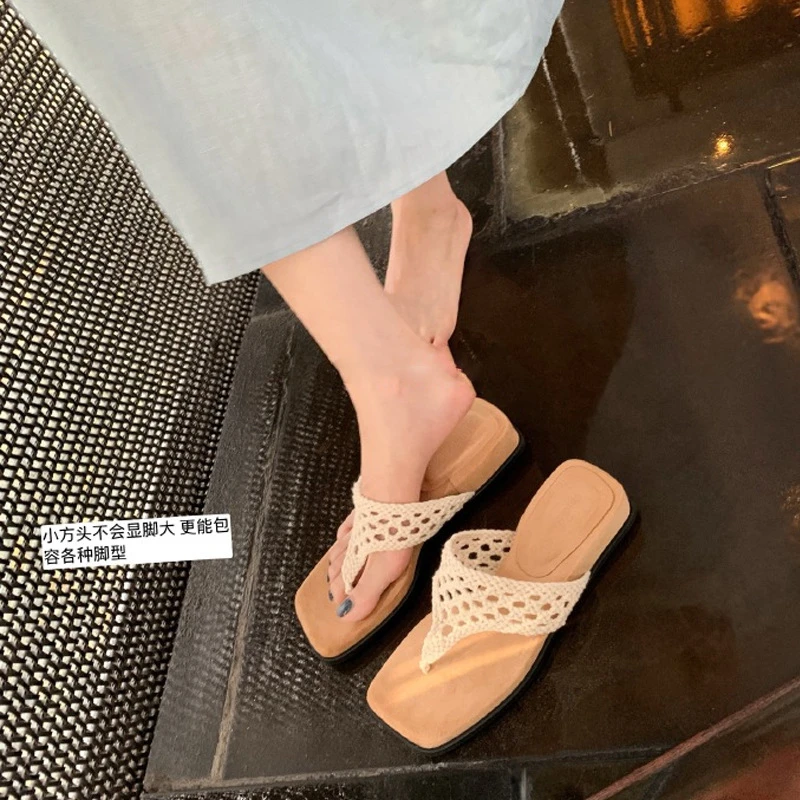 女款时尚独特外出游玩厚底夹脚透气夹趾镂空方头凉鞋设计新颖适宜