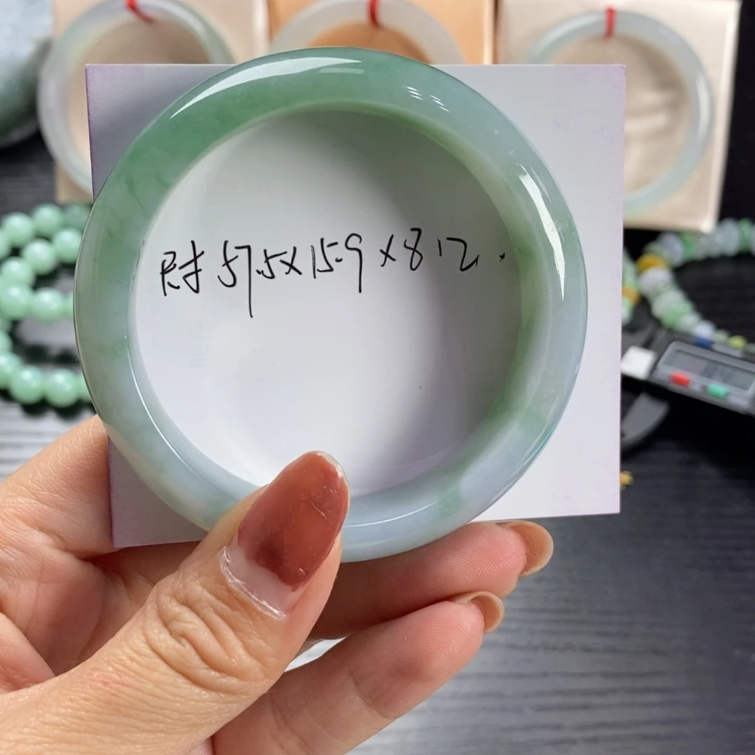 翡翠手镯未镶嵌天然翡翠