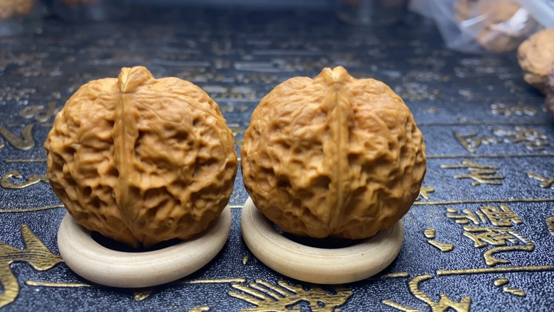 云南文玩铁核桃鹰嘴