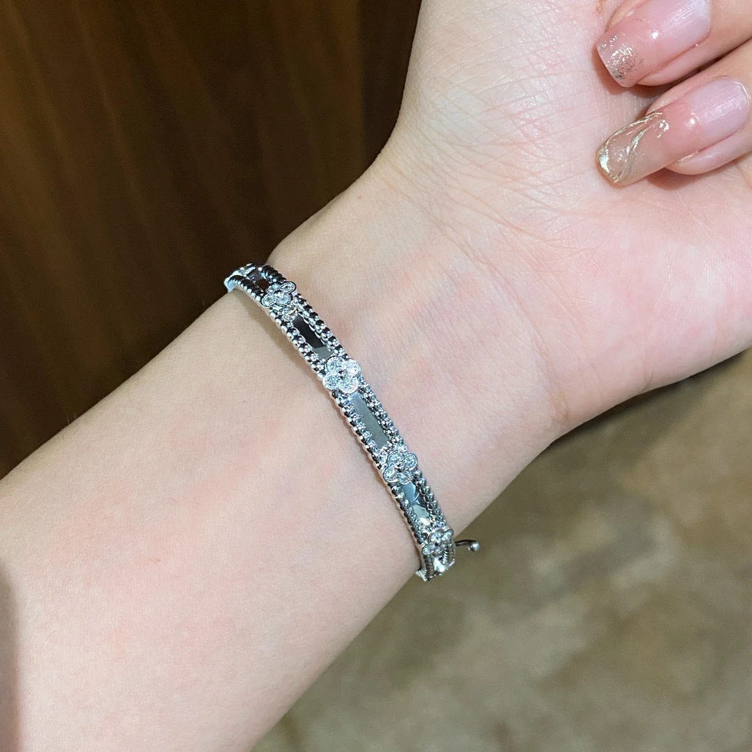 【金玺珠宝】18K白万花筒四叶草钻石手镯