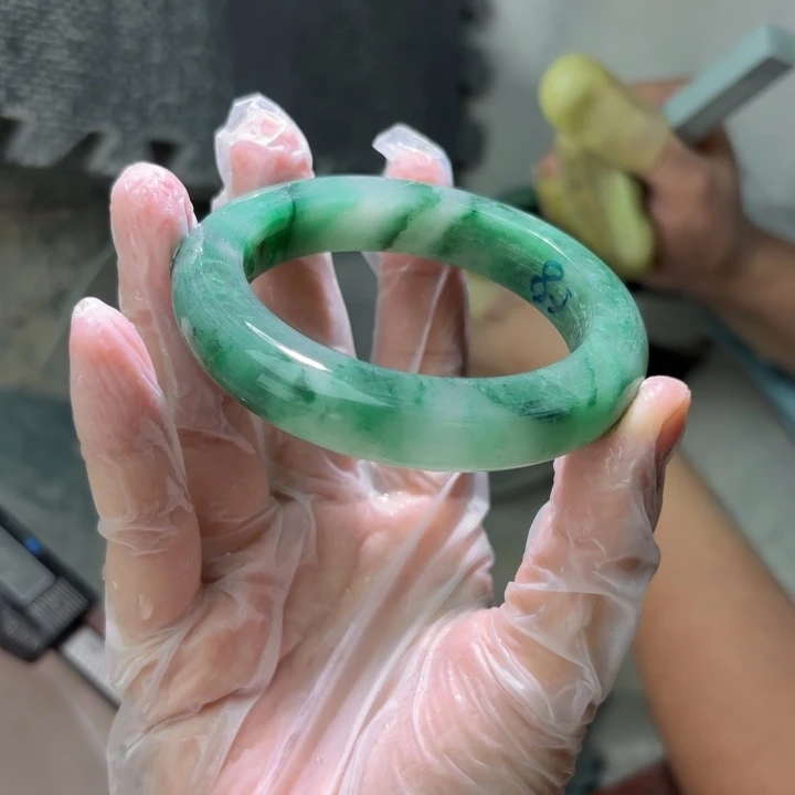 逯***石英质玉（非洲翠）手镯未镶嵌定制
