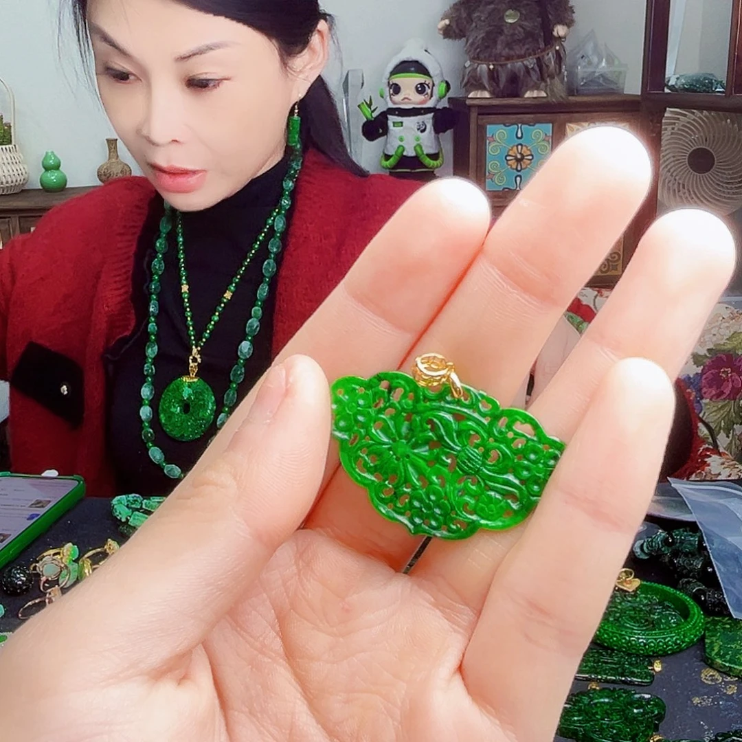 颈饰18K金镶嵌翡翠多样性