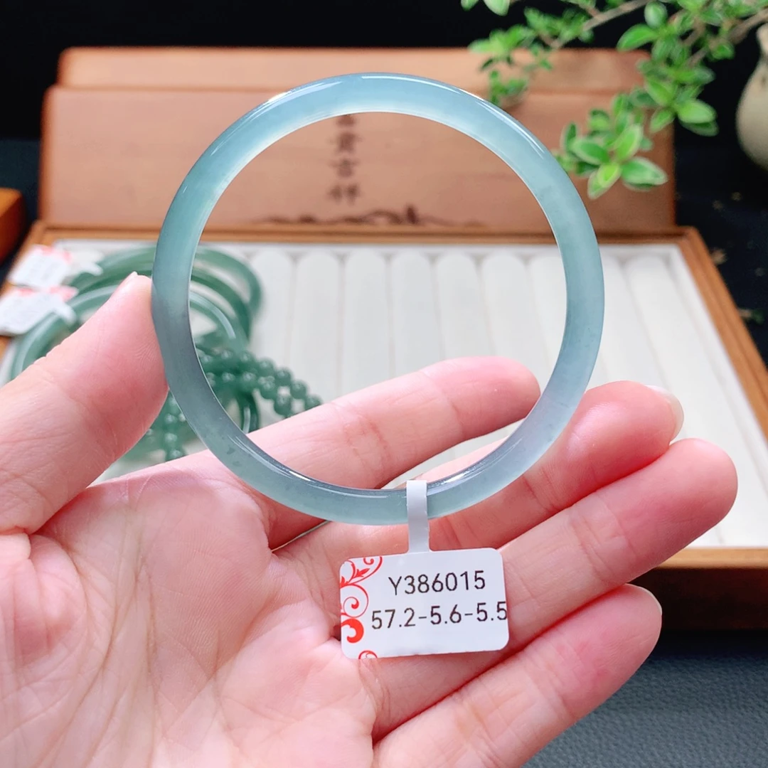 未镶嵌手镯（圆镯）翡翠