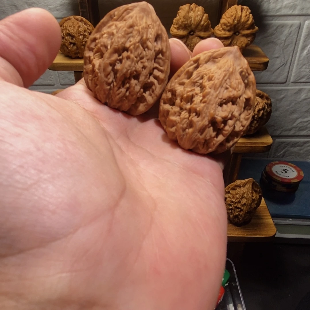 文玩核桃吊坠山地红皮虎头38全品