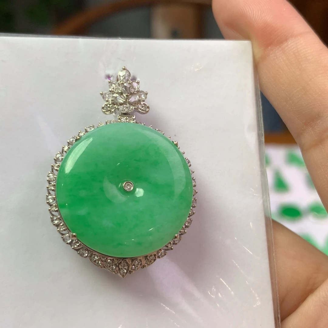 翡翠18K金镶嵌颈饰翡翠首饰