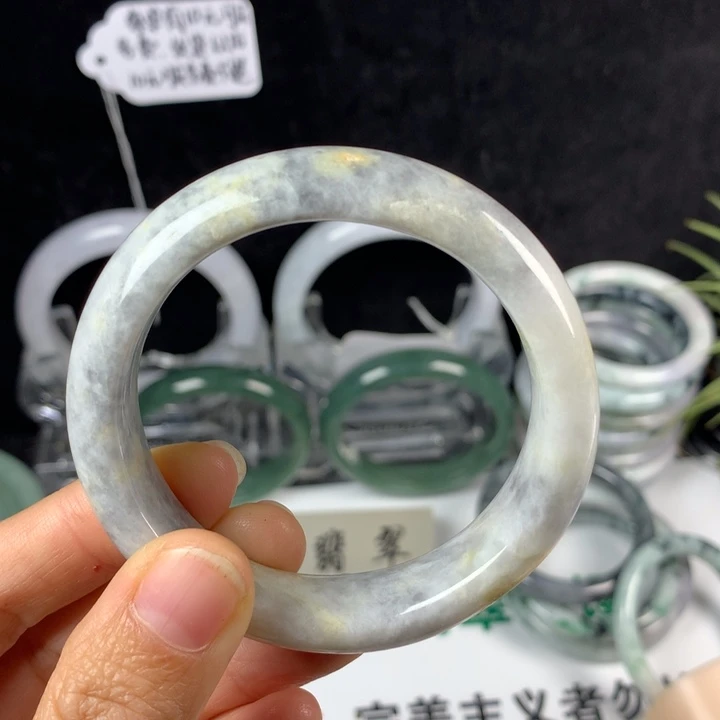 翡翠未镶嵌手镯50号。51圈