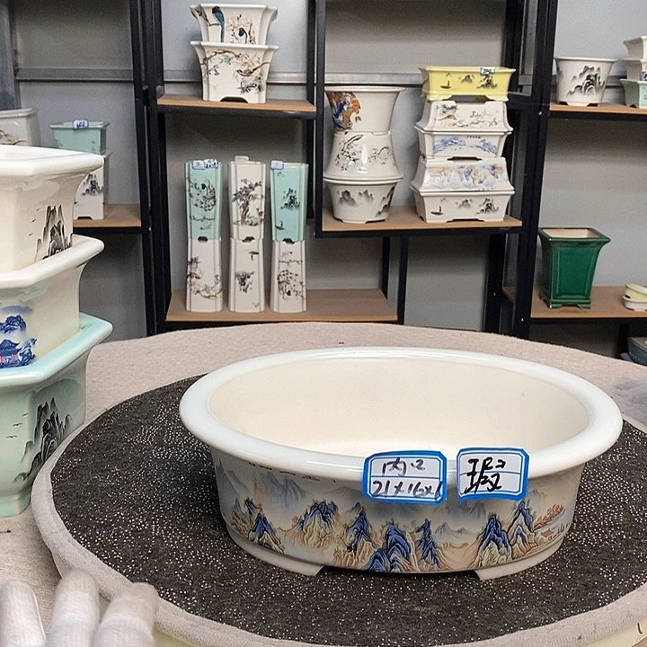 紫砂的花盆很漂亮