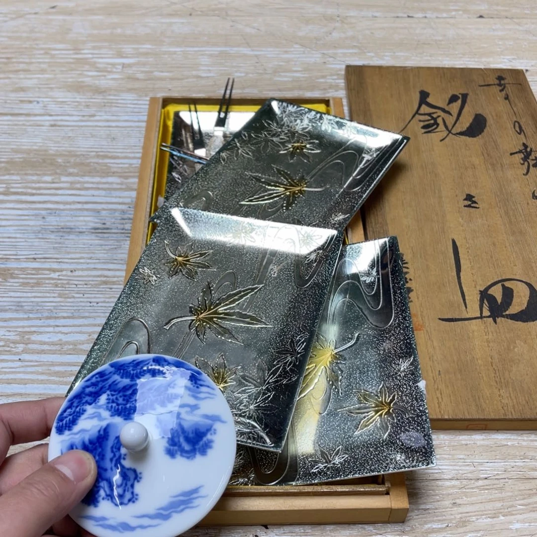 瓷片密密麻麻地排列着一个