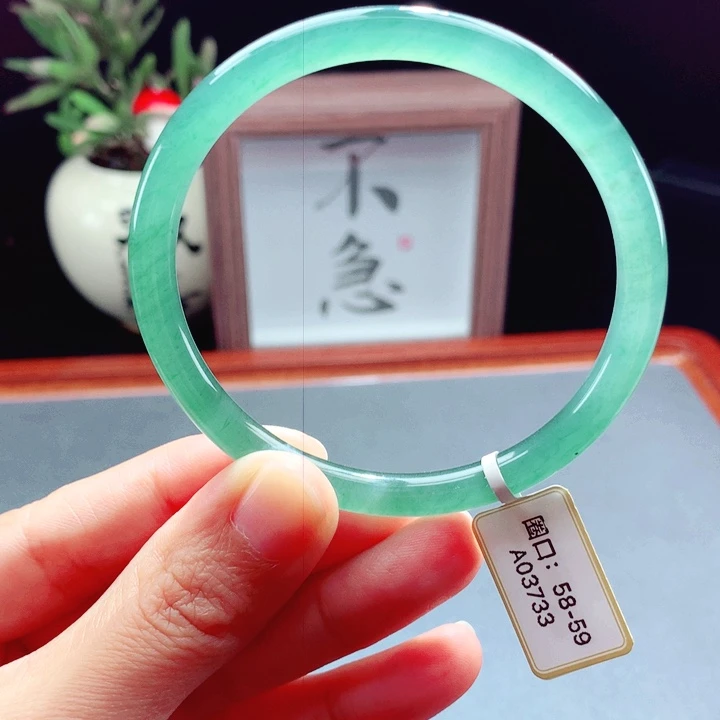 未镶嵌手镯翡翠圆镯