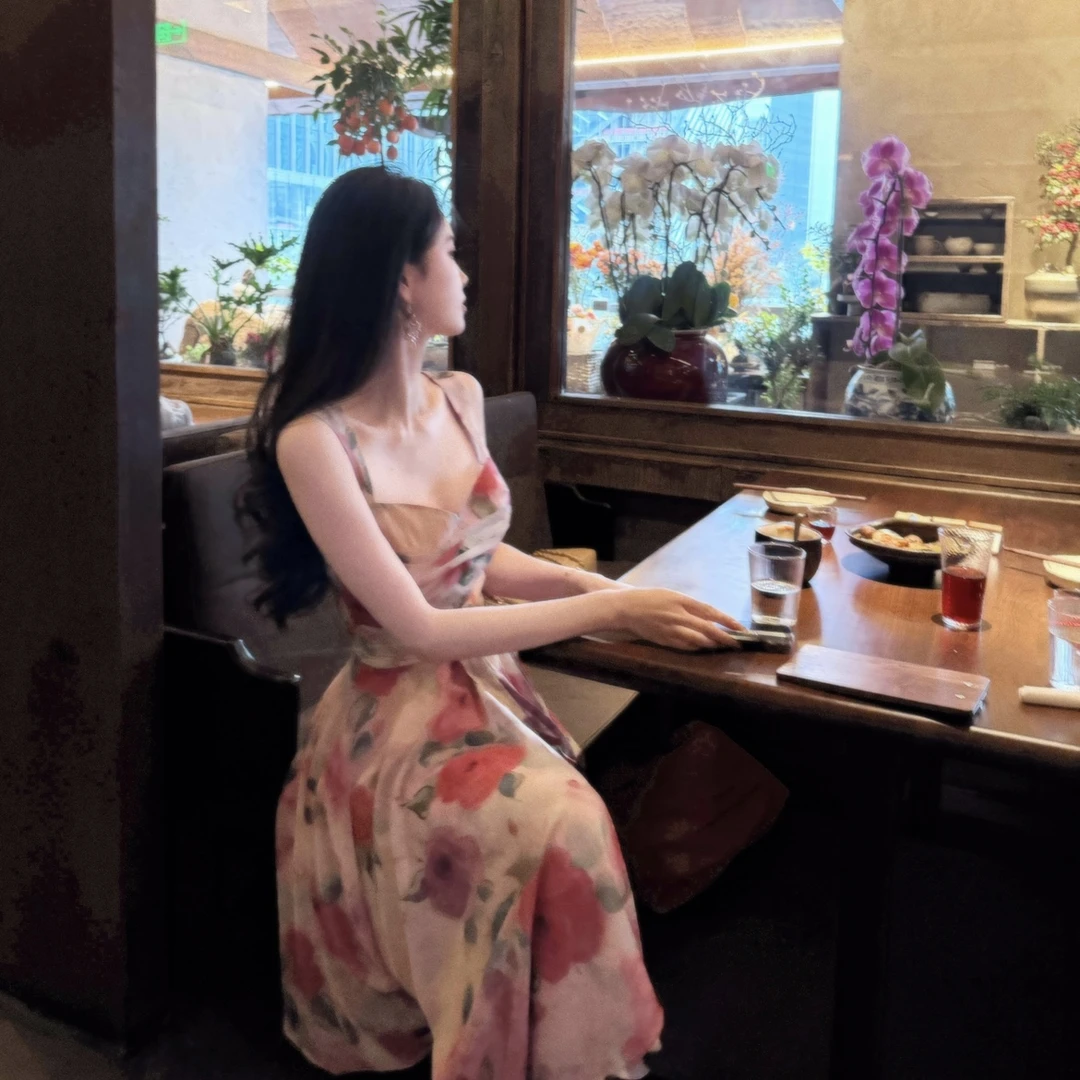 章蜜糖【玫瑰千金裙】 美神降临 不规则巨显白温柔度假吊带连衣裙