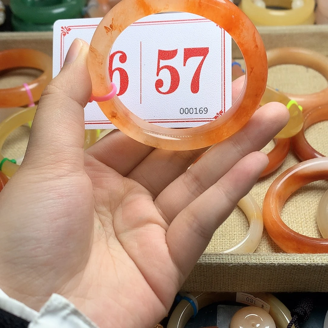 未镶嵌石英质玉（黄龙玉）手镯