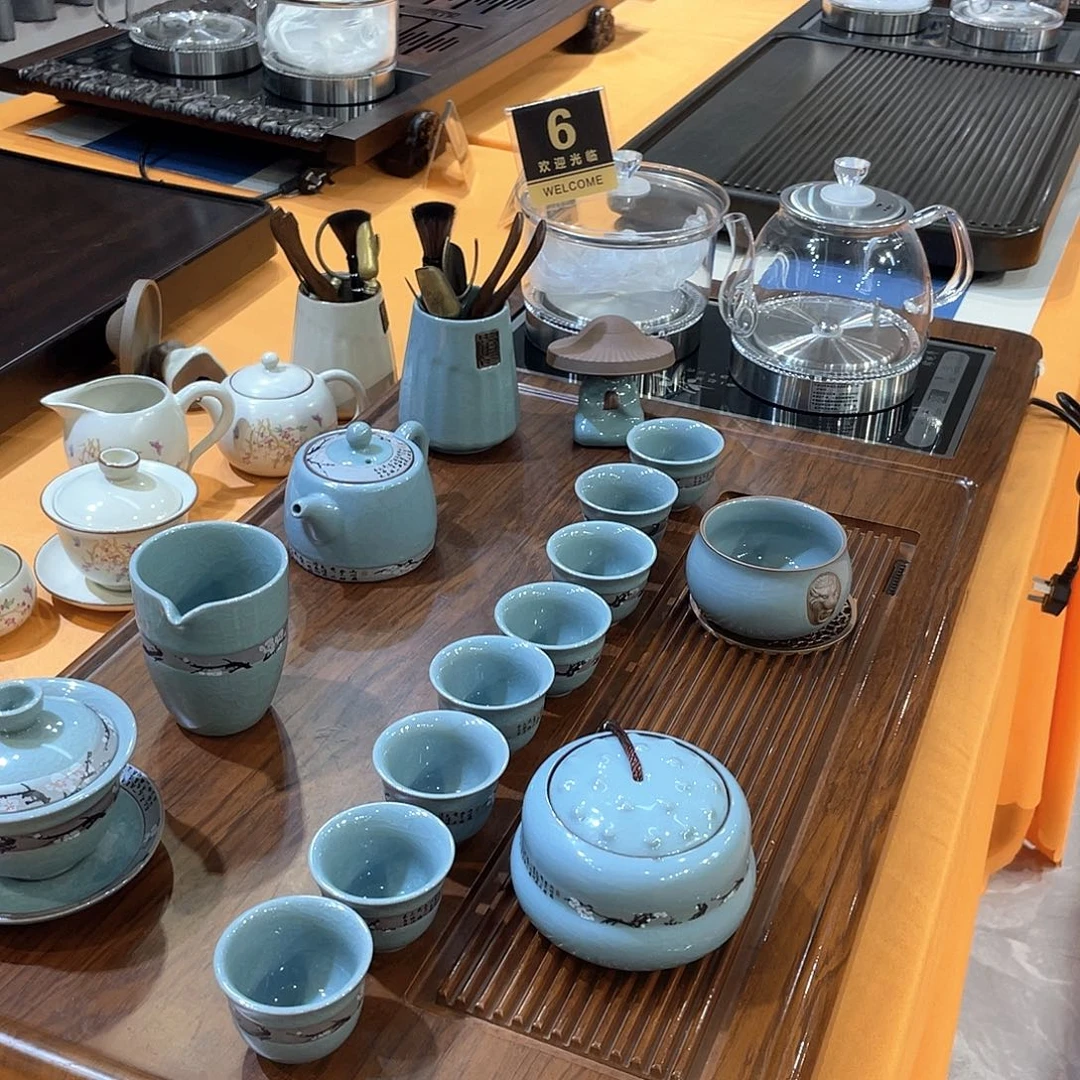 茶盘里还有个杯子的盖子