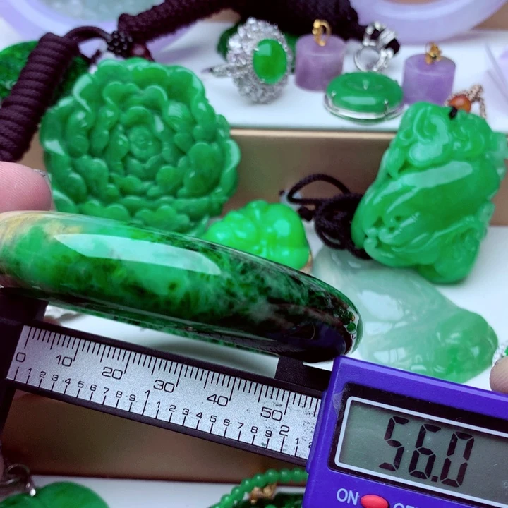 翡翠手镯未镶嵌…．