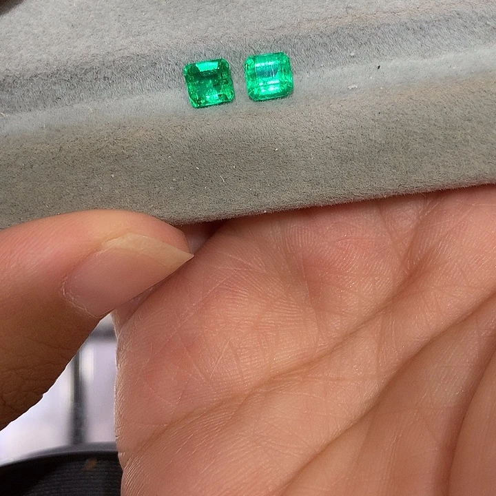 一***风裸石祖母绿祖母绿一对