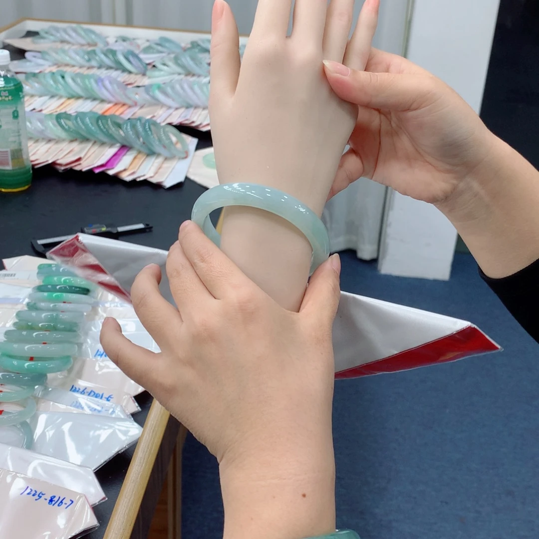 翡翠未镶嵌手镯48小时