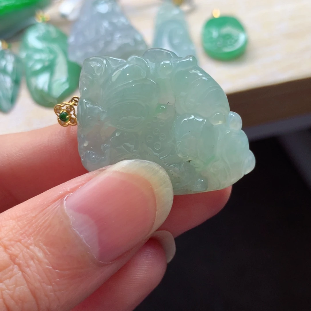 翡翠18K金镶嵌颈饰吊坠