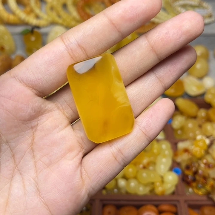 蜜蜡未镶嵌珠宝奇石鸡油黄满蜜妖花无事牌