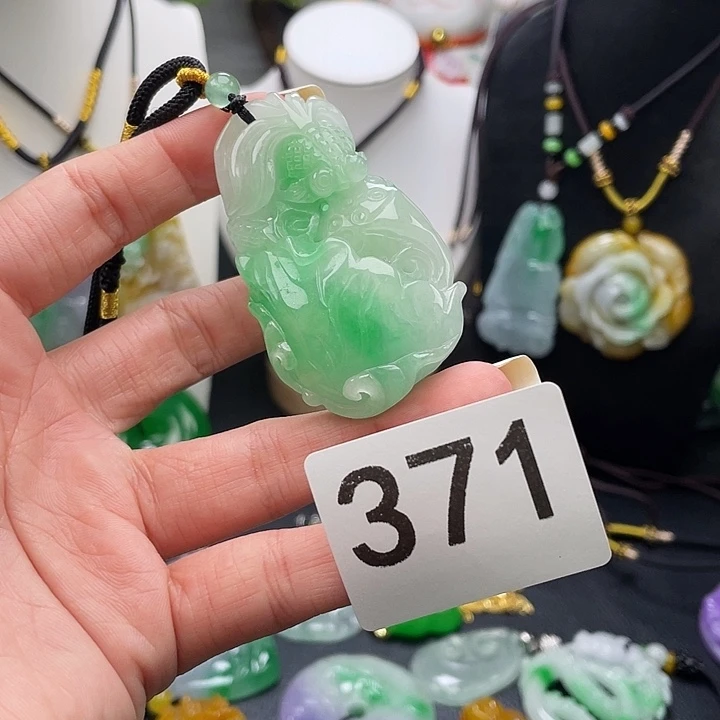 翡翠未镶嵌吊坠(赠链)