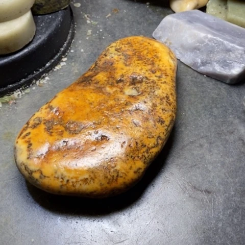 透闪石质玉未镶嵌珠宝半成品谦*