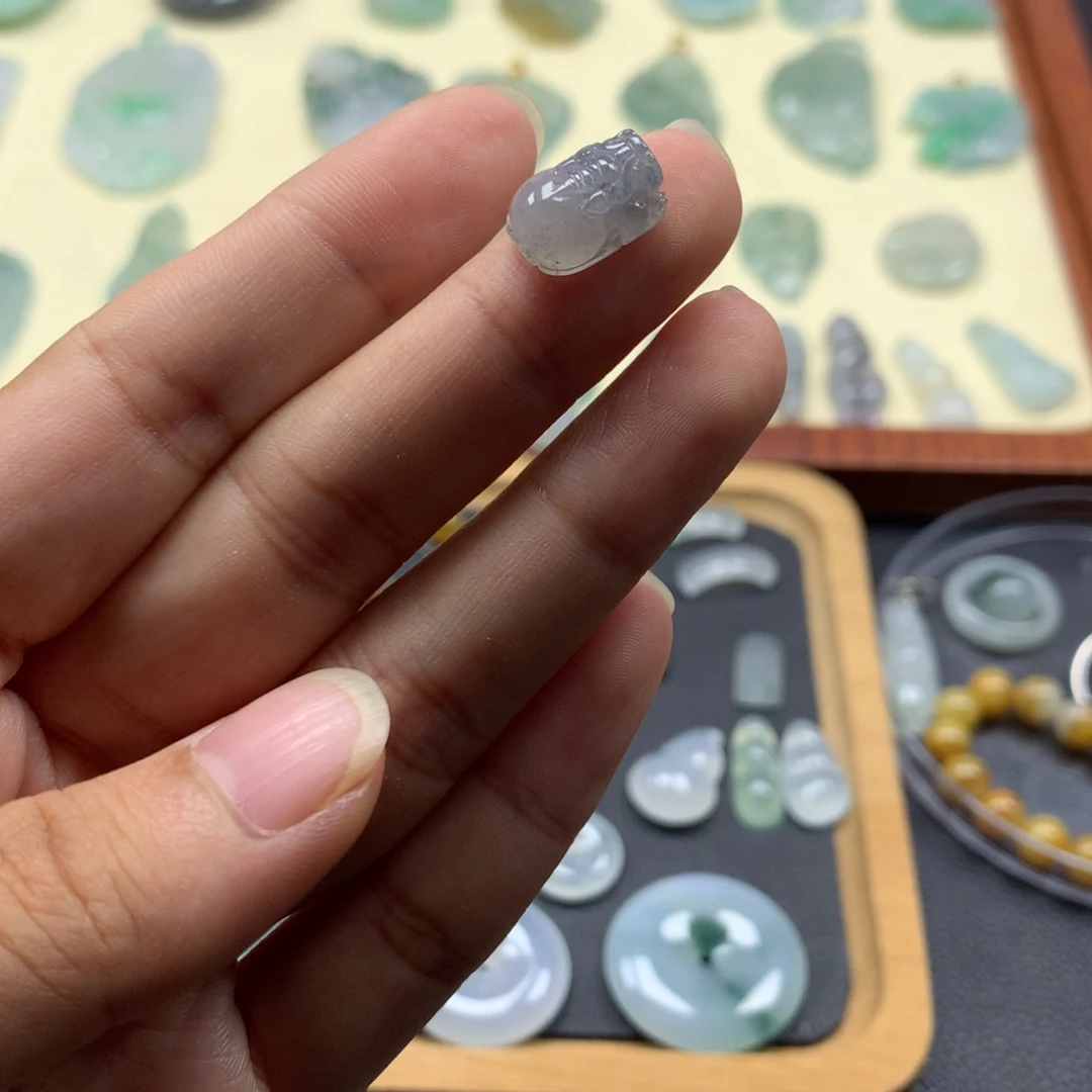 颈饰足金镶嵌翡翠貔貅