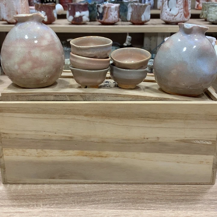 f****u萩烧酒壶和五个杯子