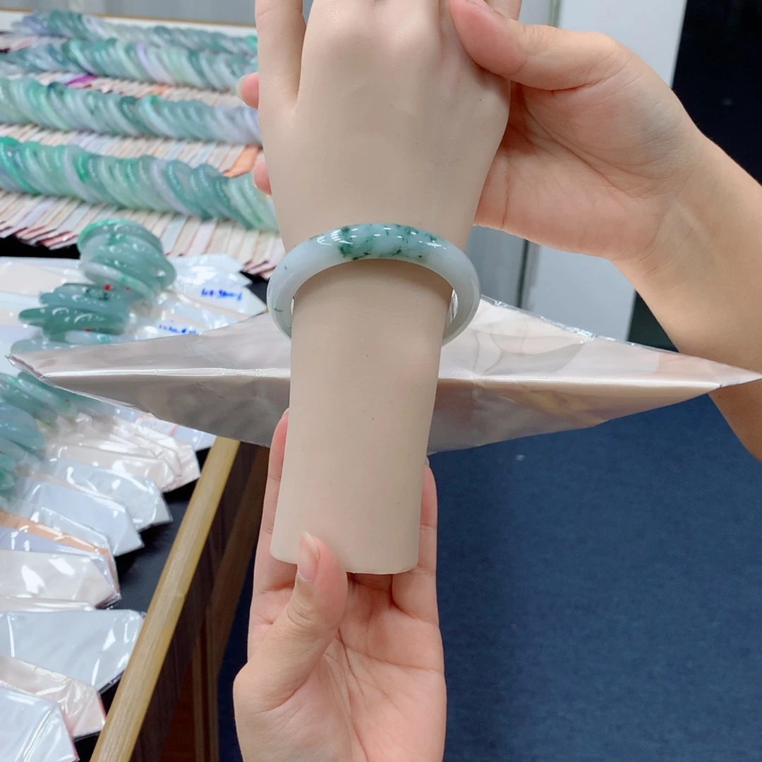 翡翠未镶嵌手镯48小时