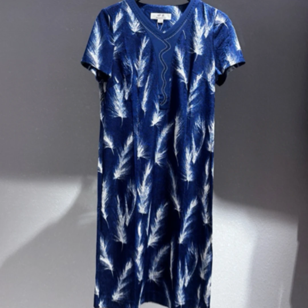 妙采印花V领中长款女士连衣裙