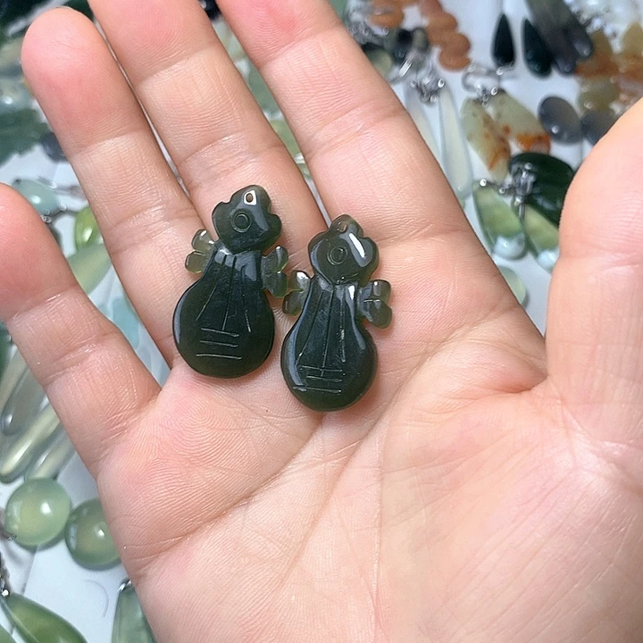 蛇纹石玉未镶嵌耳环