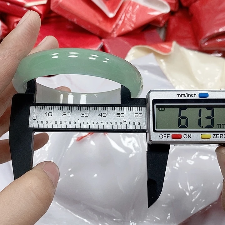 翡翠手镯未镶嵌158。