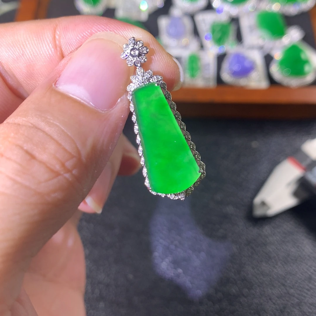 颈饰18K金镶嵌翡翠翡翠