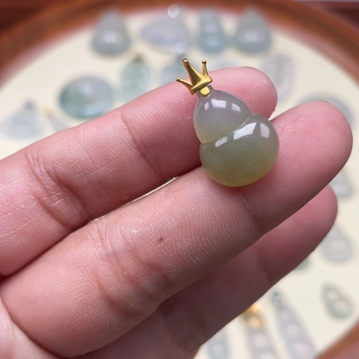 翡翠18K金镶嵌颈饰葫芦