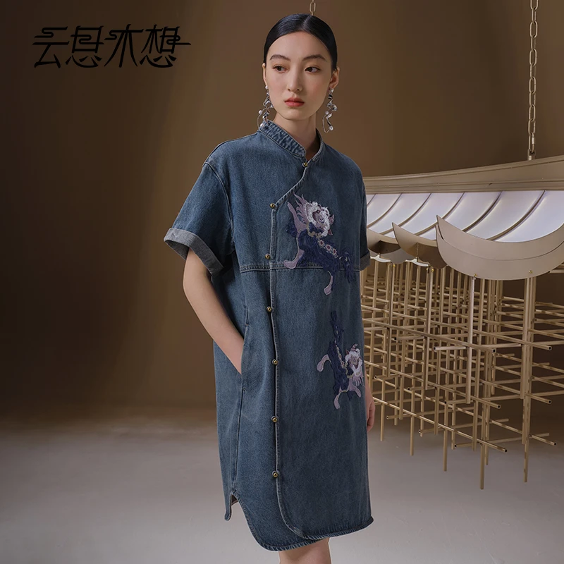 Ysimo-X云思木想 醒狮欢舞 绣花小铜扣旗袍式中长牛仔连衣裙12846