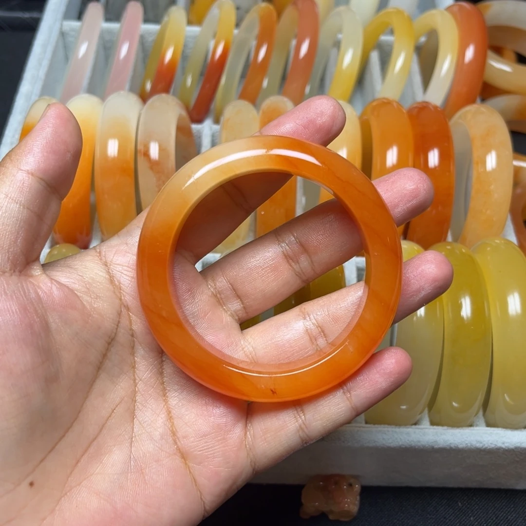 该***销石英质玉（黄龙玉）未镶嵌手镯