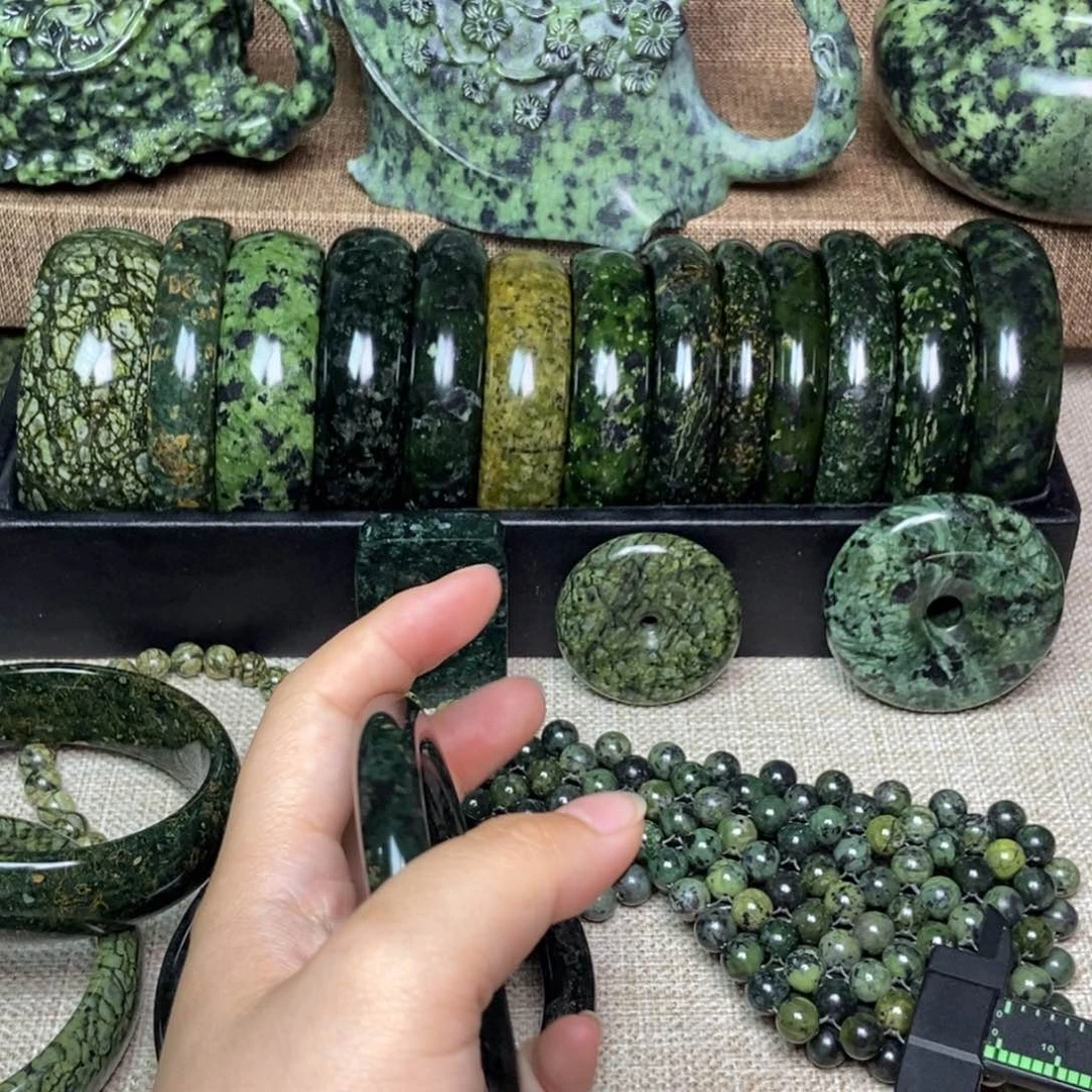 蛇纹石玉未镶嵌颈饰旺*婆