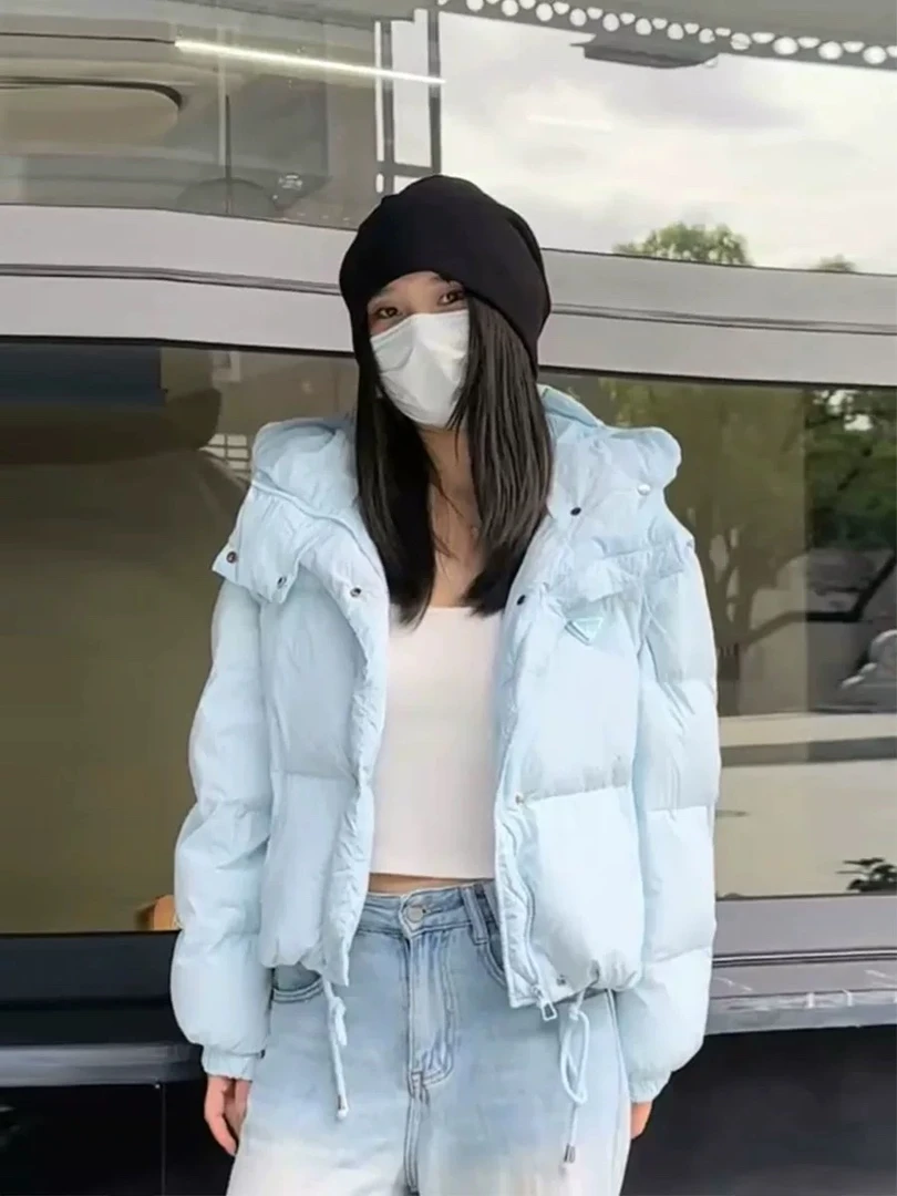 短版时尚三角标一衣两穿泡芙连帽女装外套可拆袖子抽绳收腰保暖