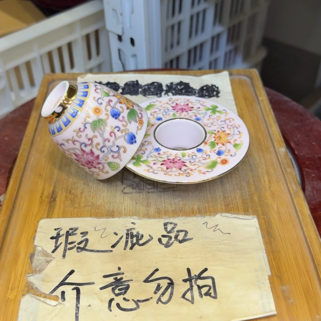 微瑕疵介意勿拍陶瓷器皿A883底部微瑕疵，介意勿拍
