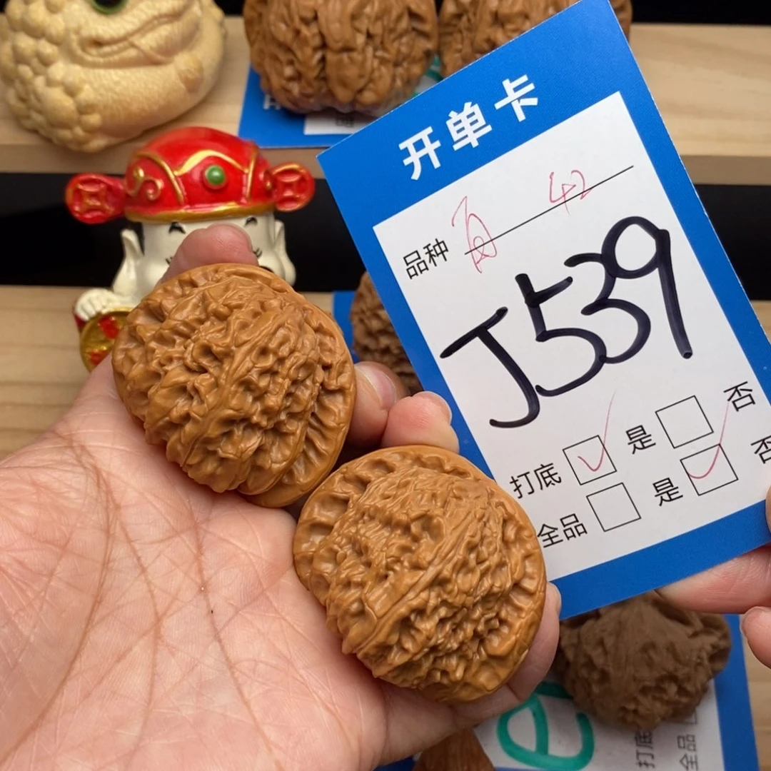 文玩核桃吊坠白狮子核桃