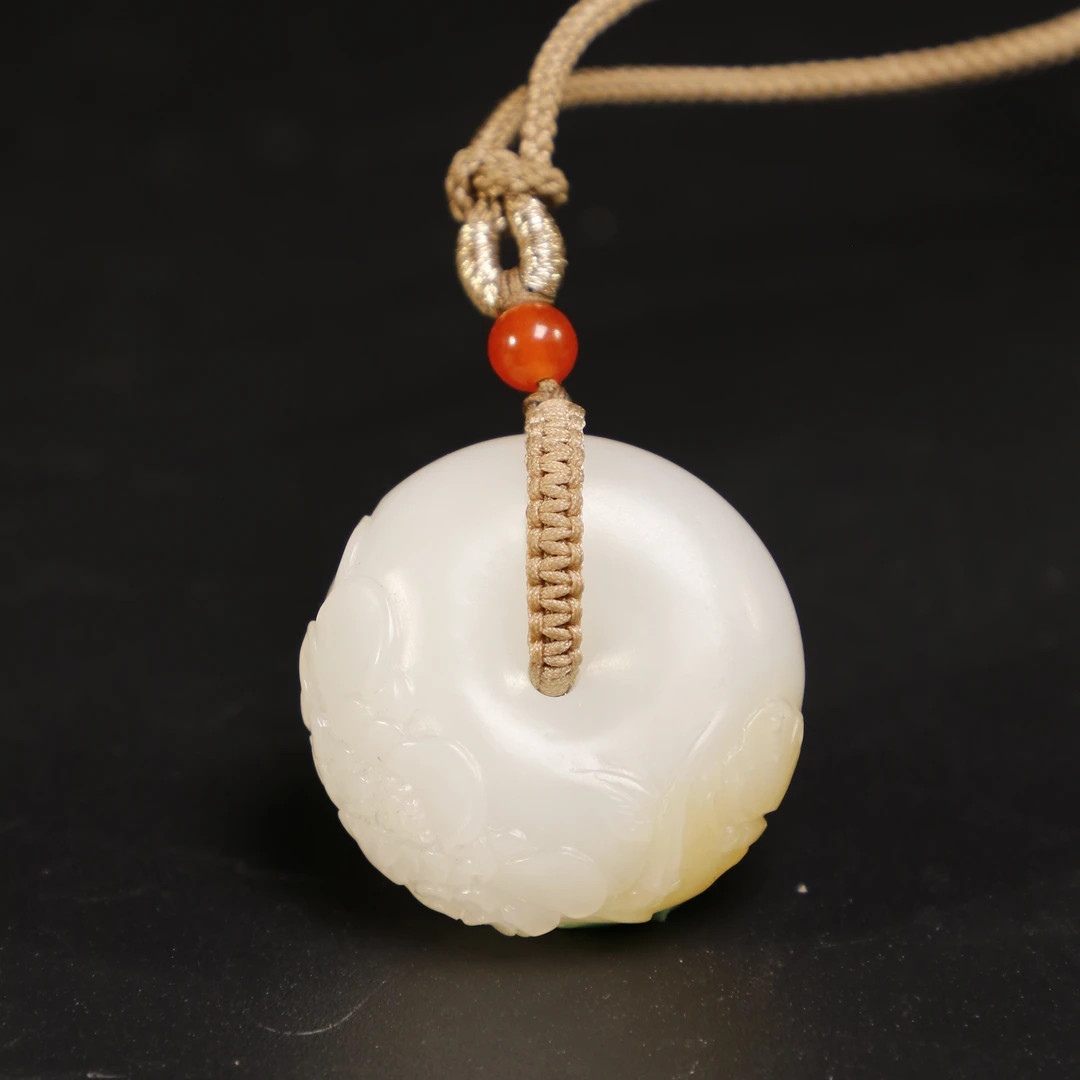 lot8814 和田玉俏糖色蝶恋花面包扣挂坠/云南典藏