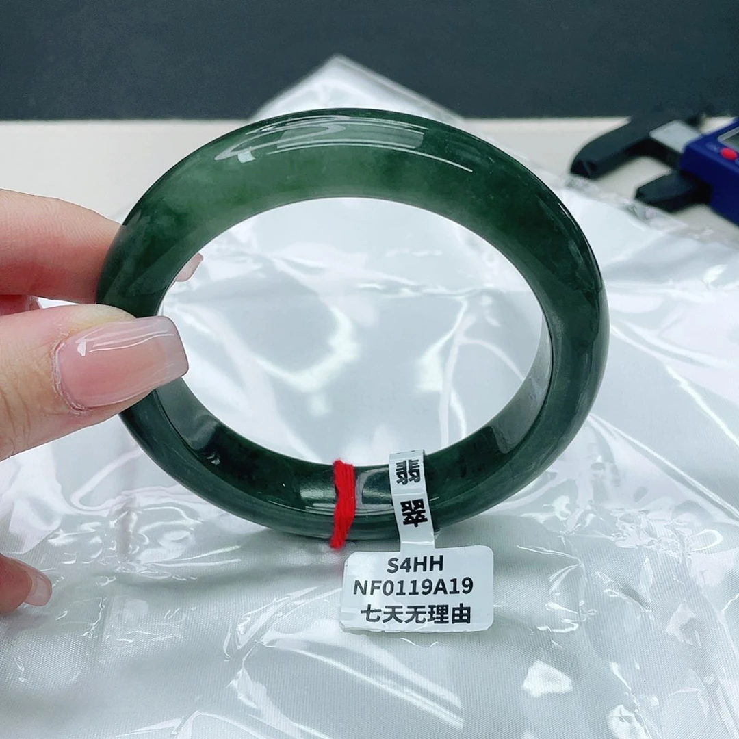 翡翠手镯未镶嵌正61