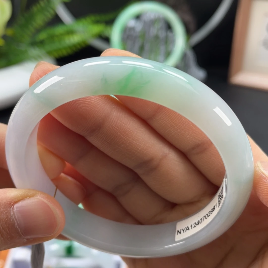 翡翠手镯未镶嵌胶润白底青正圈