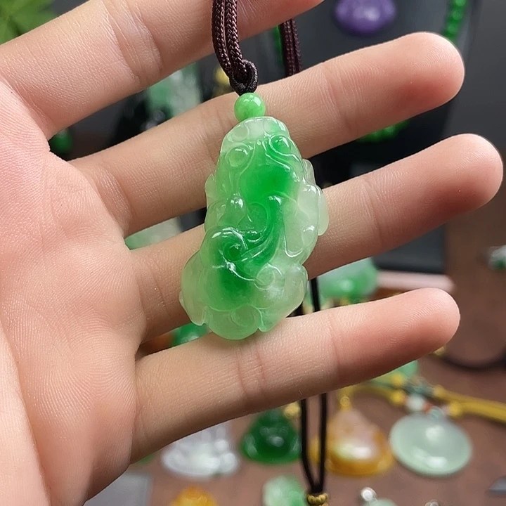 翡翠未镶嵌吊坠(赠链)