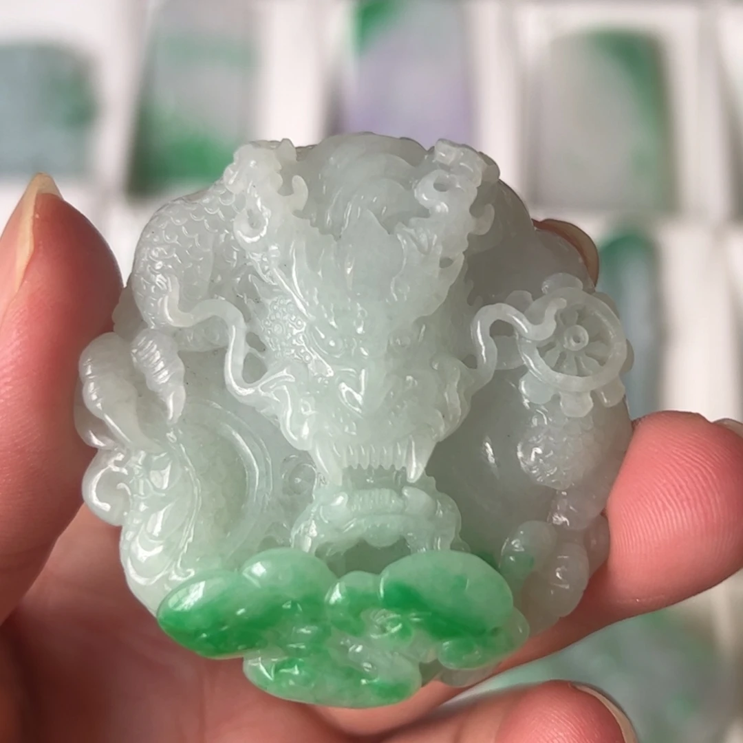 翡翠未镶嵌颈饰龙