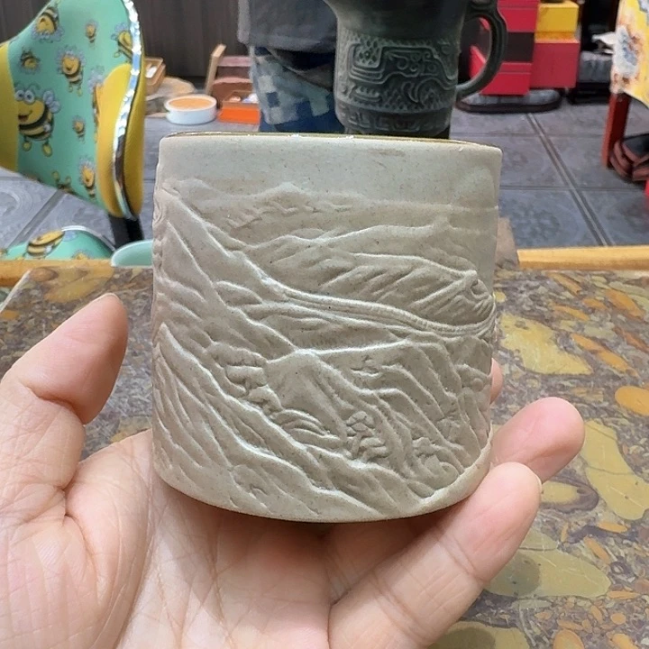 压手浮雕杯一个，瓷。。。