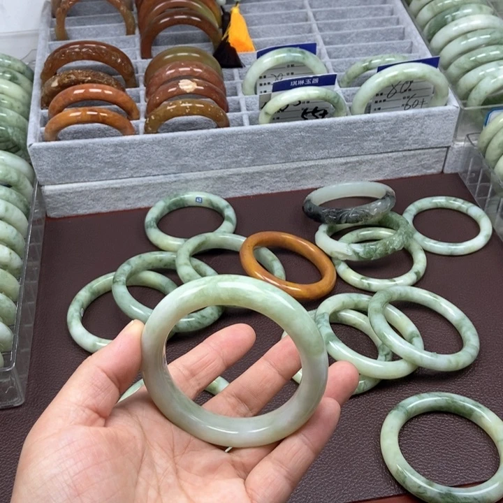 蛇纹石玉手镯未镶嵌枣****?