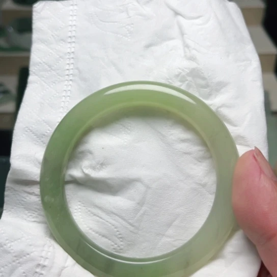 浅***然和田玉手镯未镶嵌